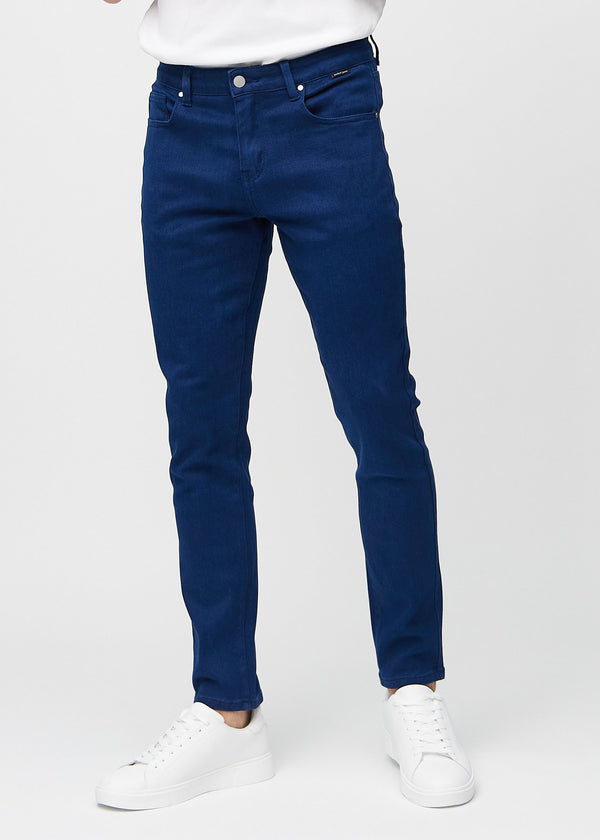 Mörkblå jeans i slim fit, modellnamn Royals, som sitter tätt längs benen, sedda framifrån.