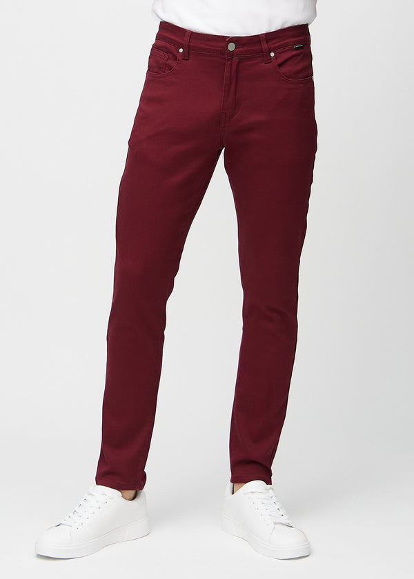 Mörkröda jeans i slim fit, modellnamn Santas, som sitter tätt längs benen, sedda framifrån.