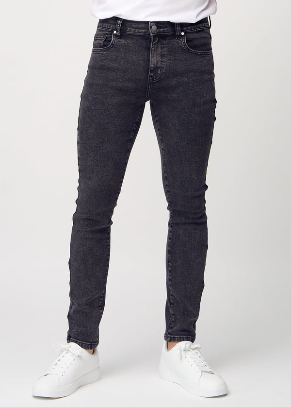 Mörkgrå denimjeans i slim fit, modellnamn Shadows, som sitter tätt längs benen , sedda framifrån.