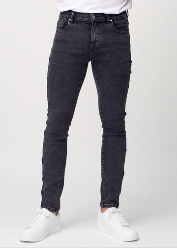 Mørkegrå denim slim jeans, modelnavn Shadows, som sidder tæt til benet, set forfra.