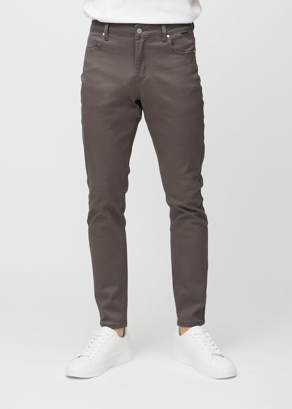 Gråbruna jeans i slim fit, modellnamn Thunders, som sitter tätt längs benen, sedda framifrån.