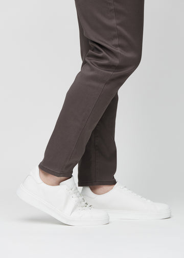 Anklarna på en plus size-modell som visar hur tätt jeansen sitter.