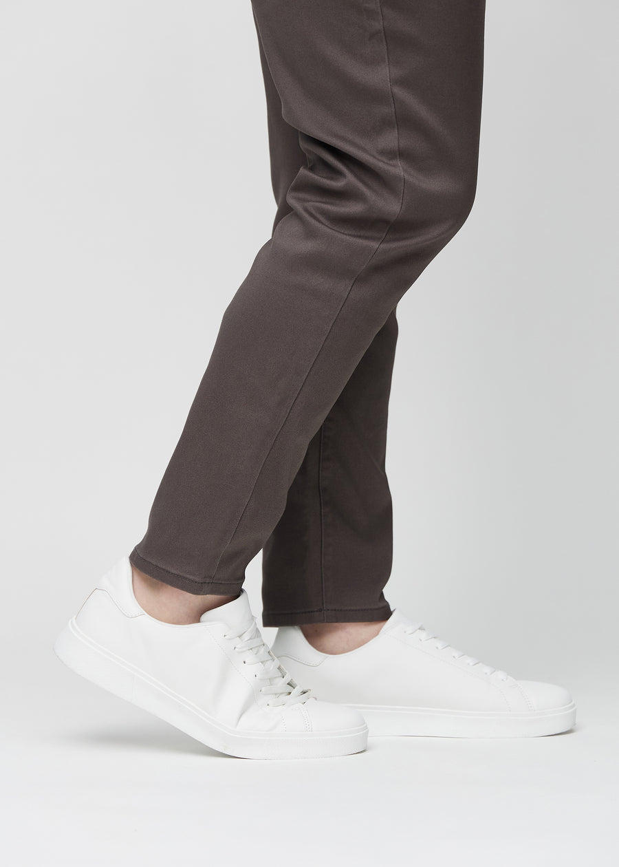 Anklarna på en plus size-modell som visar hur tätt jeansen sitter.