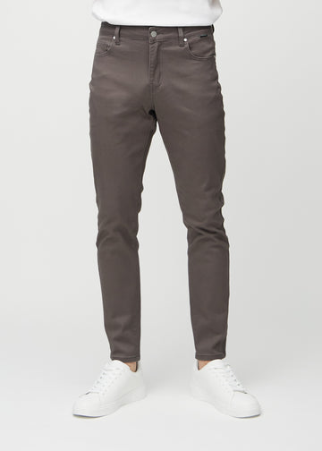 Gråbruna jeans i slim fit, modellnamn Thunders, som sitter tätt längs benen, sedda framifrån.