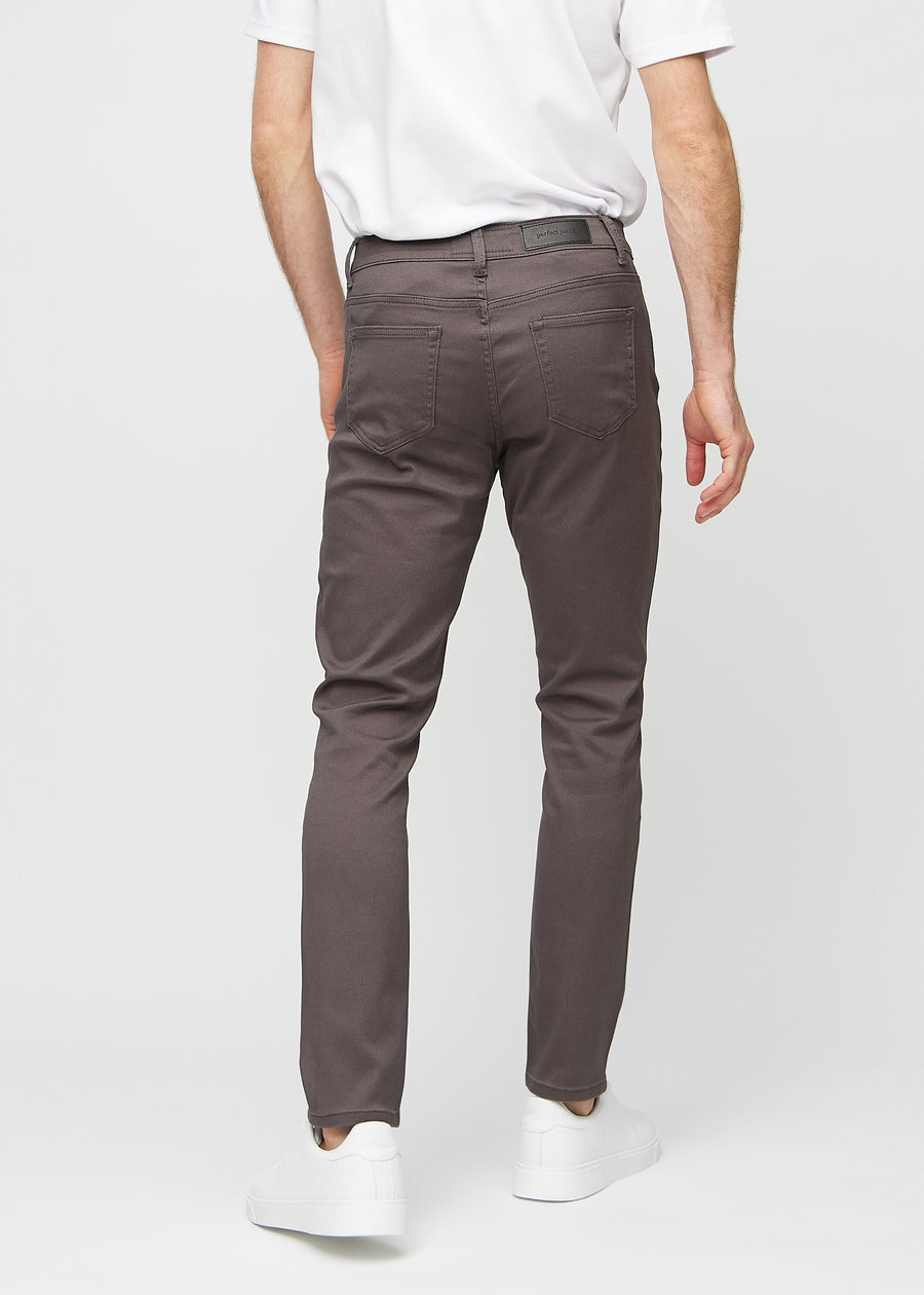 Gråbruna jeans i slim fit sedda bakifrån för att visa hela produkten.