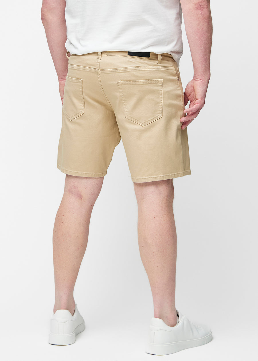 Beige shorts för herr i färgen Gazelles sett bakifrån på plus-size modell.