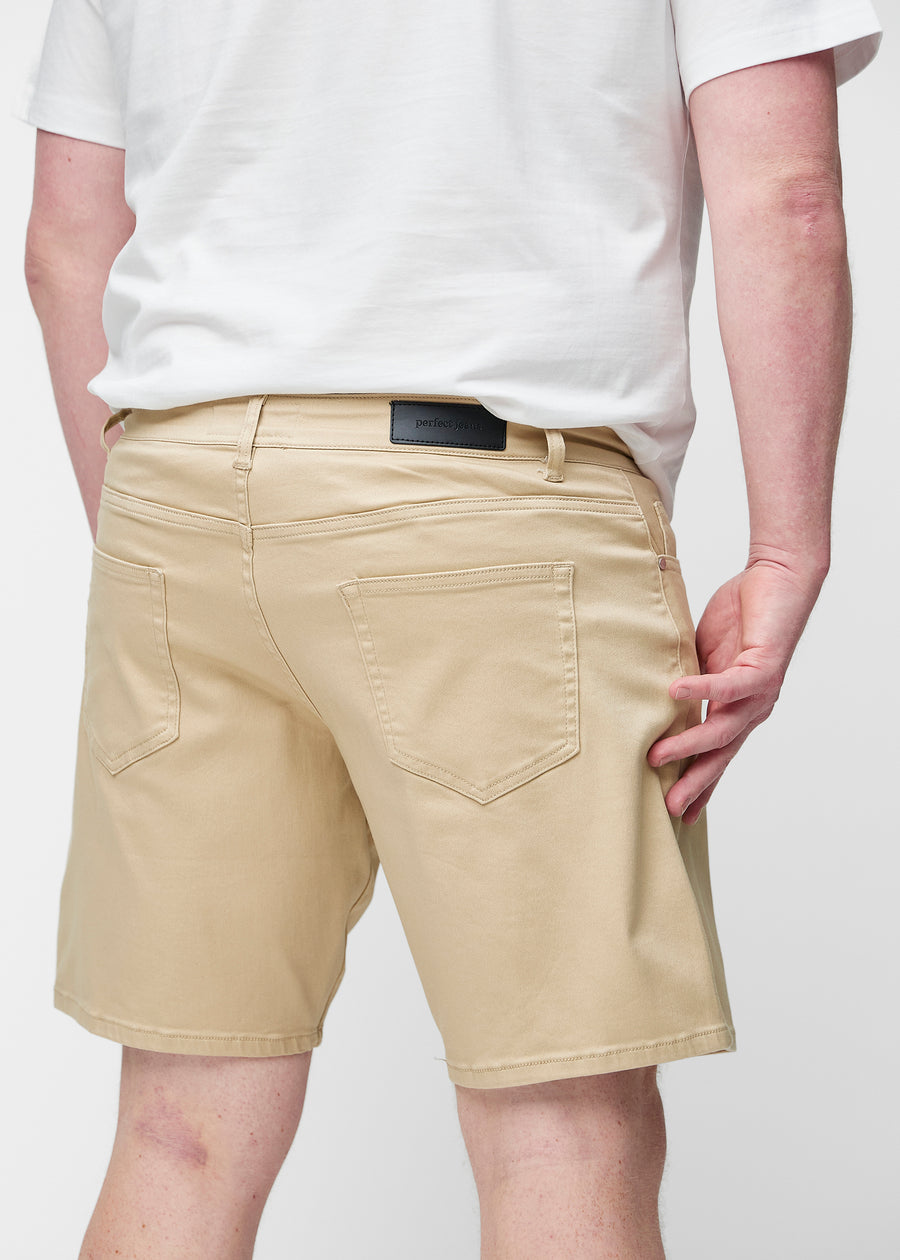 Beige shorts för herr i färgen Gazelles sett bakifrån nära på plus-size modell.