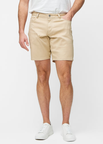 Beige shorts för herr i färgen Gazelles med regular passform som sitter naturligt vid höften och ger luft runt låren, sett framifrån.