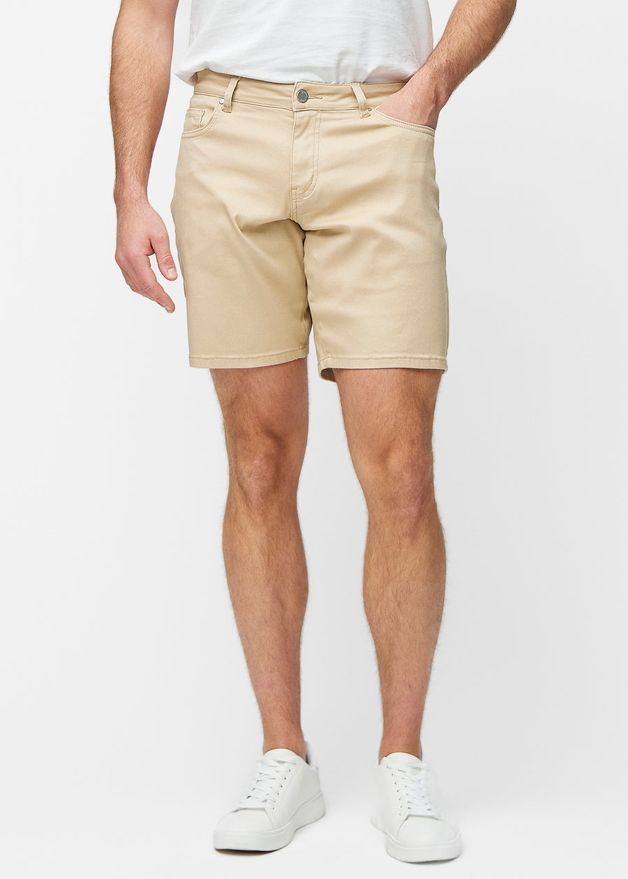 Beige shorts för herr i färgen Gazelles med regular passform som sitter naturligt vid höften och ger luft runt låren, sett framifrån.