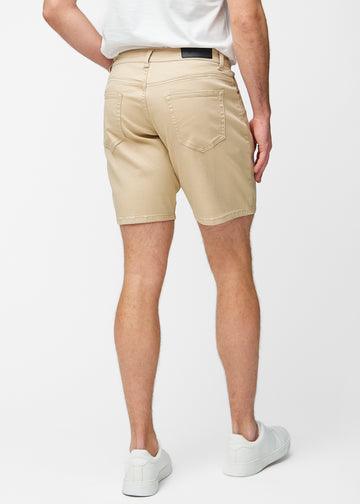 Beige shorts för herr i färgen Gazelles sett bakifrån så att längden till precis över knät kan ses.