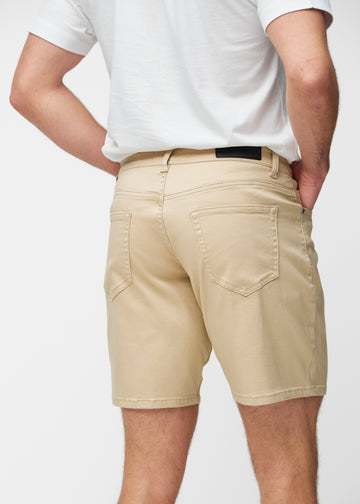 Beige shorts för herr i färgen Gazelles sett bakifrån nära för att visa passform och detaljer.