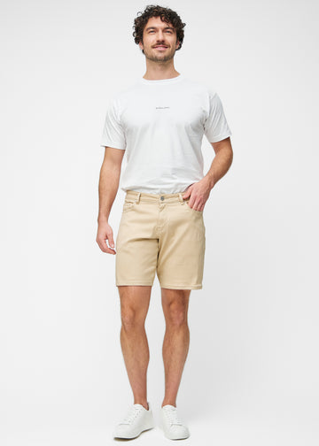 Helbild av modell i beige shorts för herr i färgen Gazelles med regular passform.