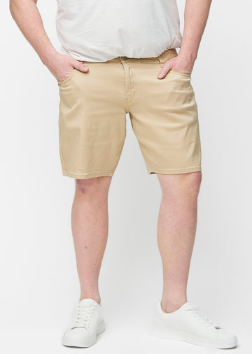 Beige shorts för herr i färgen Gazelles med regular passform sett framifrån på plus-size modell.