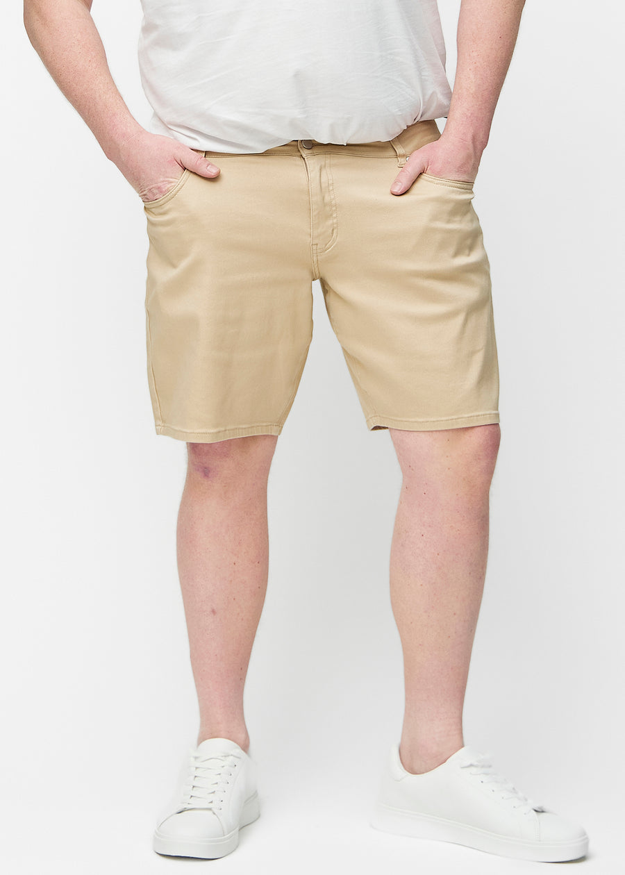 Beige shorts för herr i färgen Gazelles med regular passform sett framifrån på plus-size modell.