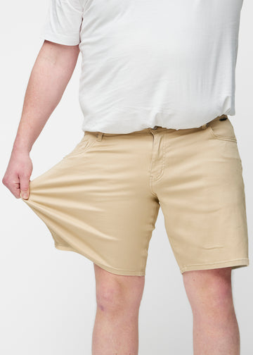 Helbild av modell i beige shorts för herr i färgen Gazelles med regular passform.