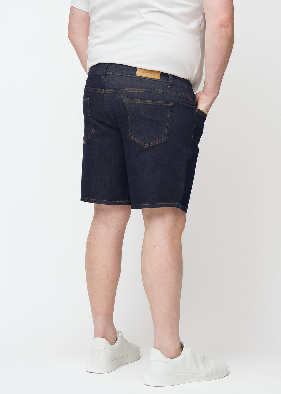 mörkblå denimshorts för herr i färgen midnights sett bakifrån på plus-size modell.