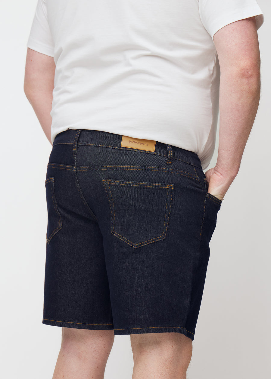 mörkblå denimshorts för herr i färgen midnights sett bakifrån i närbild på plus-size modell.