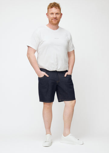 helbild av plus-size modell i mörkblå denimshorts för herr i färgen midnights med regular passform.