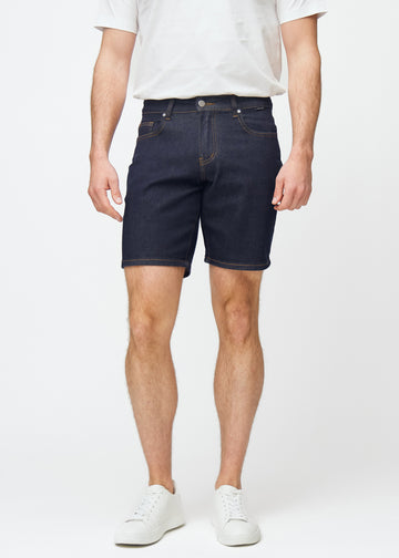 mörkblå denimshorts för herr i färgen midnights med regular passform som sitter naturligt vid höften och ger utrymme runt låren, sett framifrån.