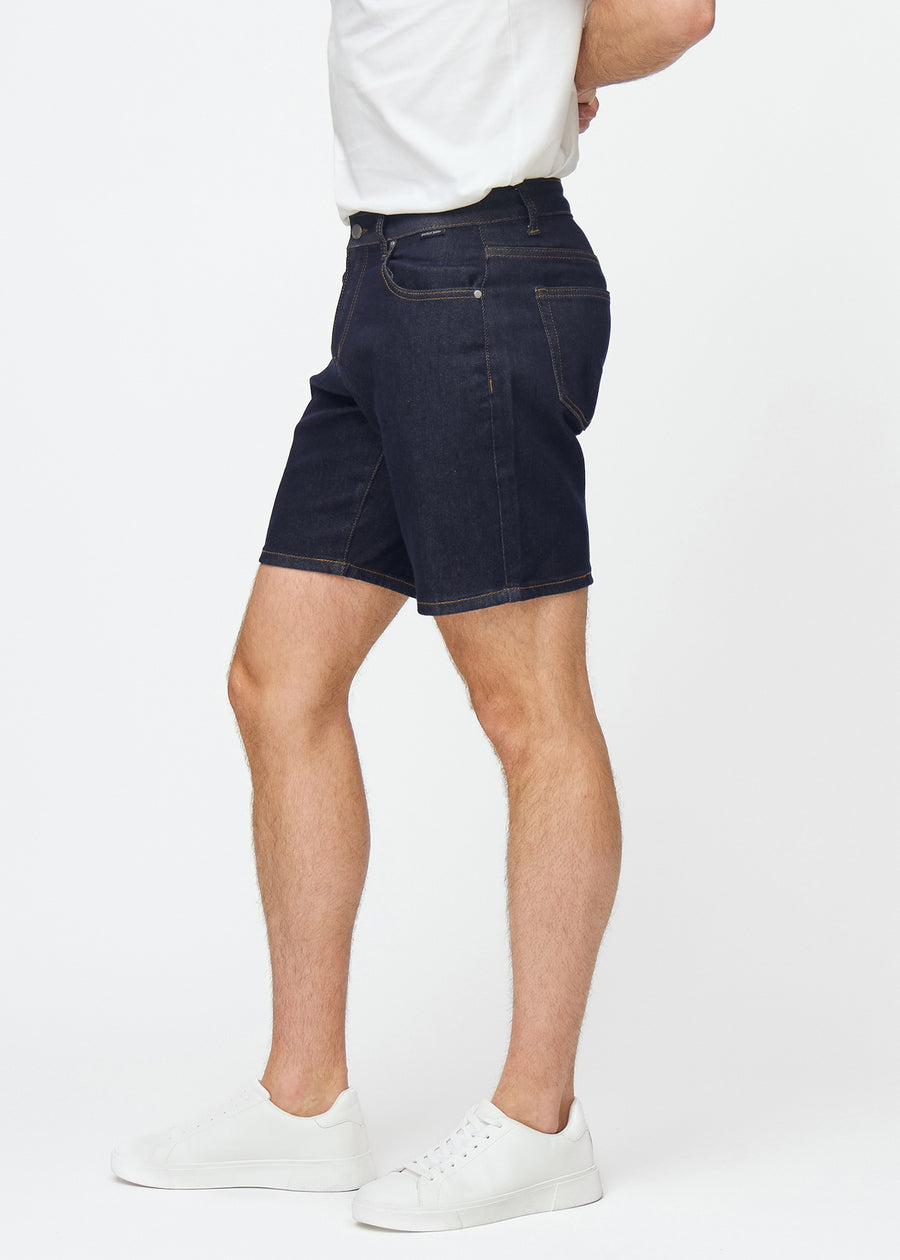 mörkblå denimshorts för herr i färgen midnights med regular passform sett från sidan på modell.