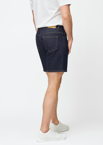 mörkblå denimshorts för herr i färgen midnights sett bakifrån, där längden strax över knät syns.