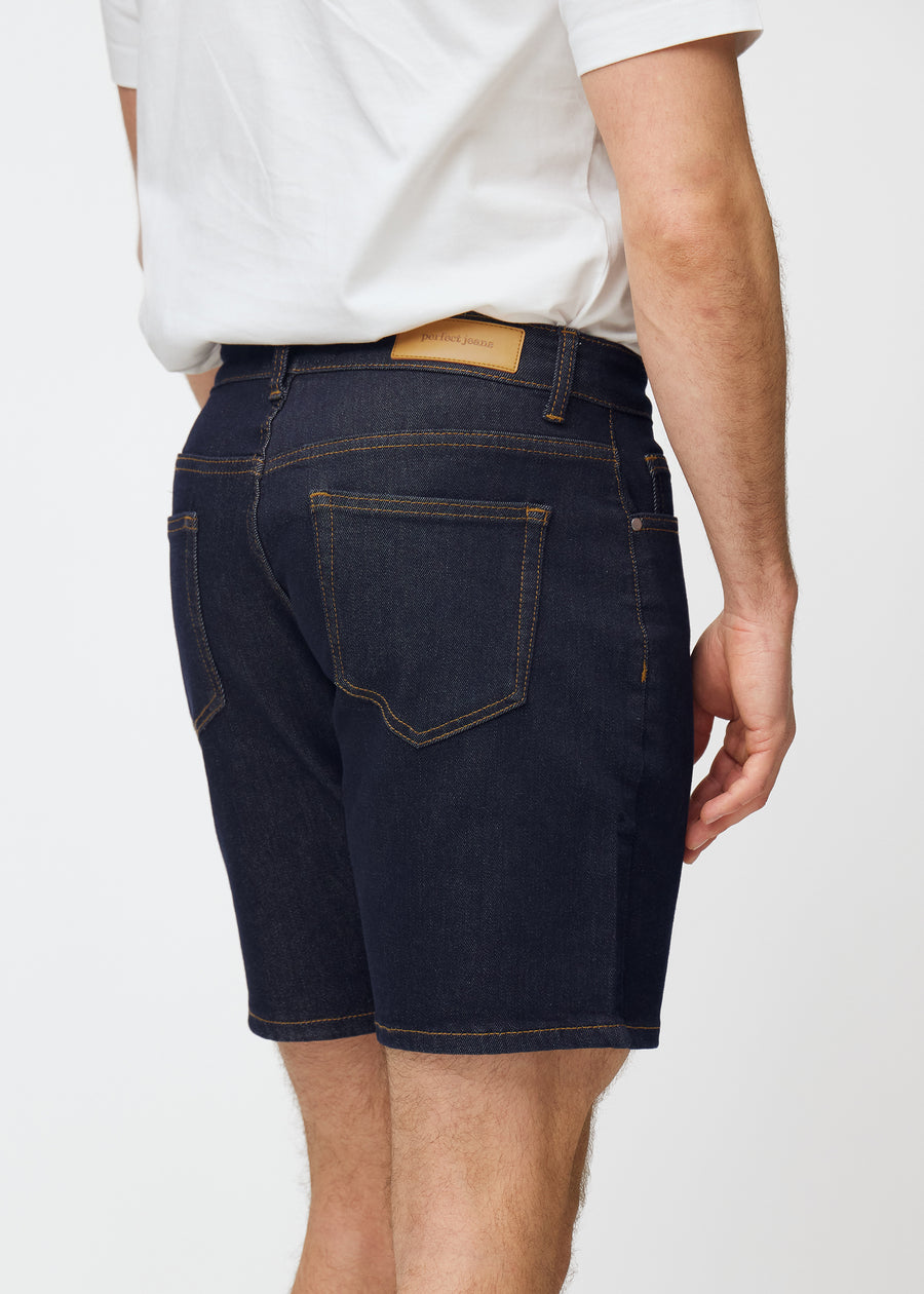 mörkblå denimshorts för herr i färgen midnights sett bakifrån i närbild för att visa passform och detaljer.