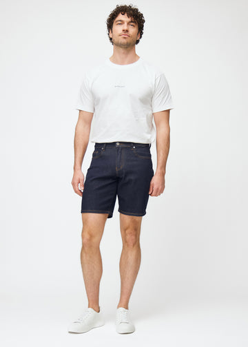 helbild av modell i mörkblå denimshorts för herr i färgen midnights med regular passform.