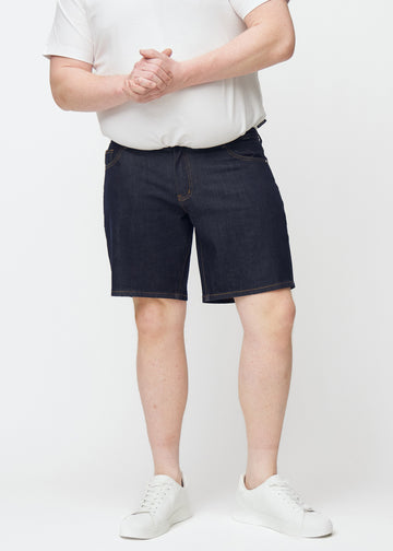mörkblå denimshorts för herr i färgen midnights med regular passform sett framifrån på plus-size modell.