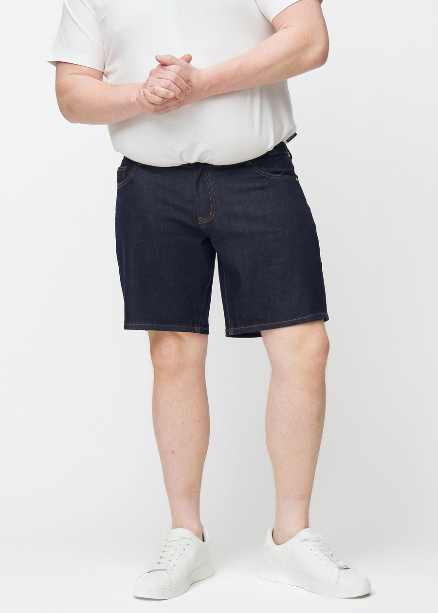 mörkblå denimshorts för herr i färgen midnights med regular passform sett framifrån på plus-size modell.