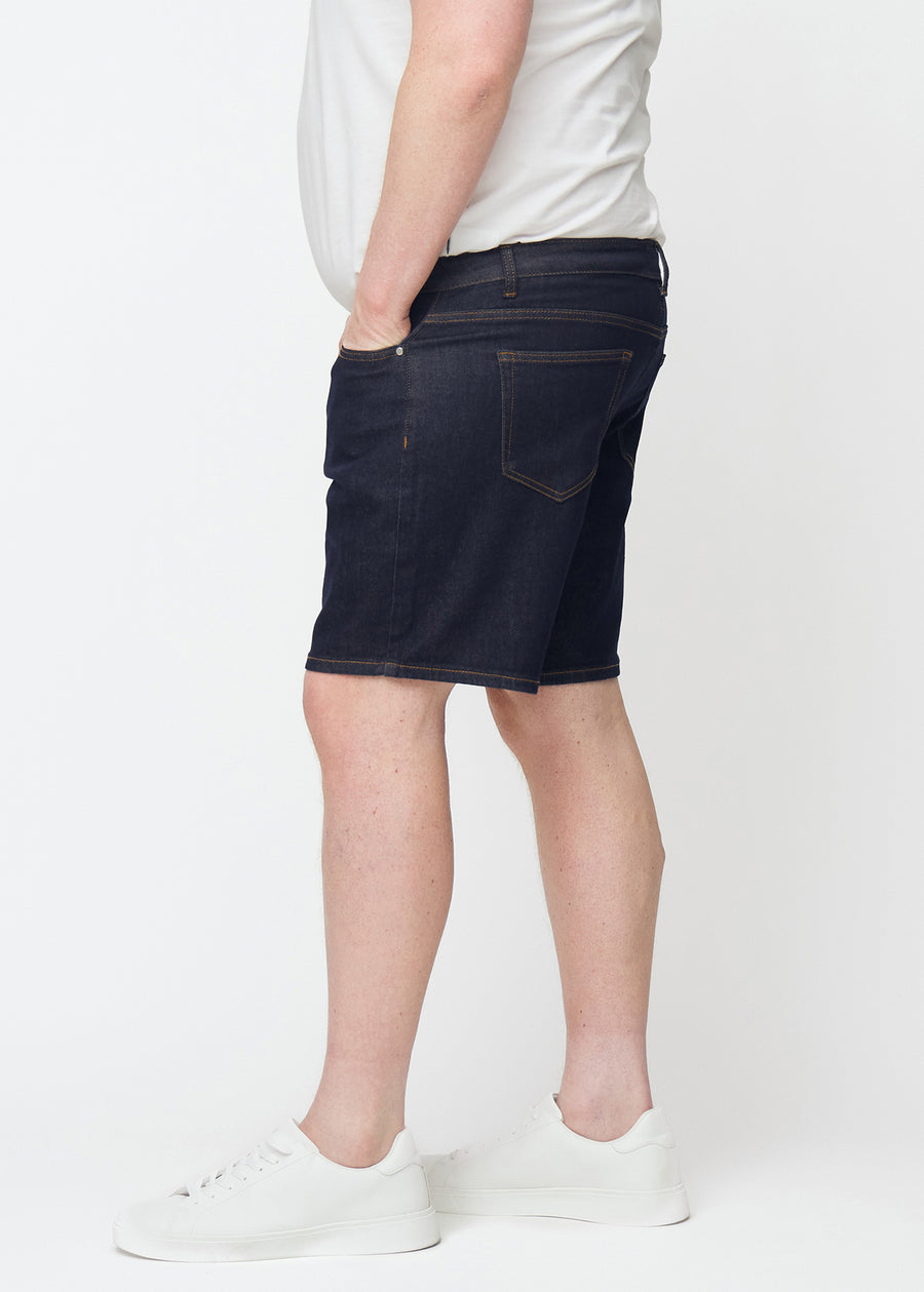 mörkblå denimshorts för herr i färgen midnights med regular passform sett från sidan på plus-size modell.