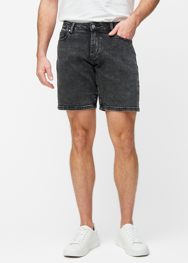 Mörkgrå denimshorts för herr i färgen Shadows med regular passform som sitter naturligt vid höften och ger luft runt låren, sett framifrån.