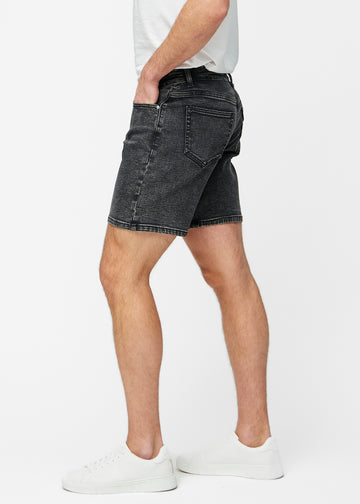 Mörkgrå denimshorts för herr i färgen Shadows med regular passform sett från sidan på modell.