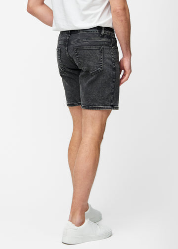 Mörkgrå denimshorts för herr i färgen Shadows sett bakifrån så att längden till precis över knät kan ses.