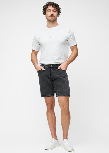Helbild av modell i mörkgrå denimshorts för herr i färgen Shadows med regular passform.