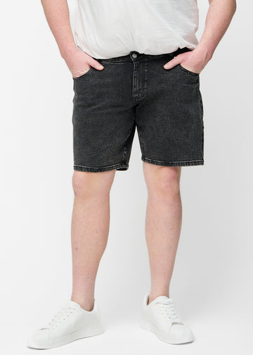 Mörkgrå denimshorts för herr i färgen Shadows med regular passform sett framifrån på plus-size modell.