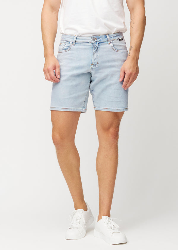 Ljusblå Waves denimshorts för män med regular passform, som sitter naturligt vid höfterna och ger utrymme kring låren, sedda framifrån.