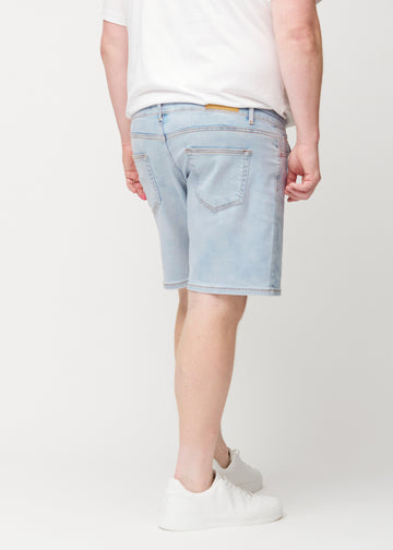 Lyseblå denim shorts til mænd i farven Waves set bagfra på plus-size model, så længden til lige over knæet kan ses.