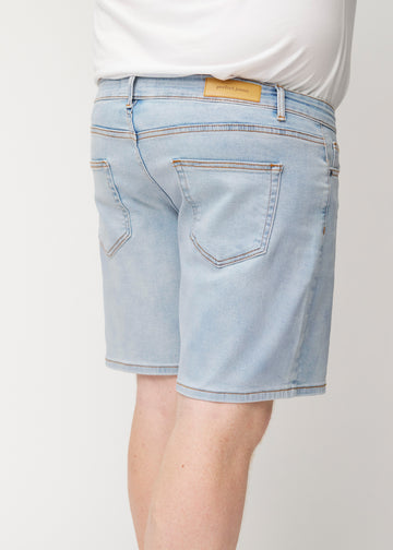 Lyseblå denim shorts til mænd i farven Waves set bagfra tæt på på plus-size model for at vise pasform og detaljer.