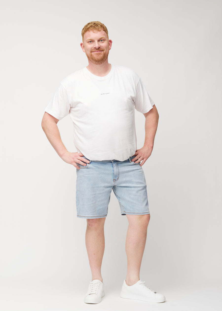 Fuldt billede af plus-size model i lyseblå denim shorts til mænd i farven Waves med regular pasform.