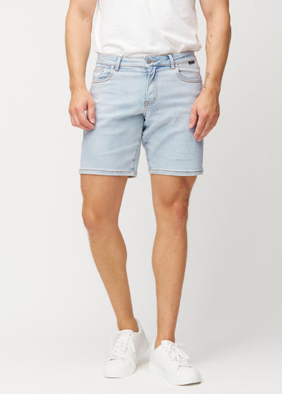 Lyseblå denim shorts til mænd i farven Waves med regular pasform, der sidder naturligt ved hoften og giver luft omkring lårene, set forfra.