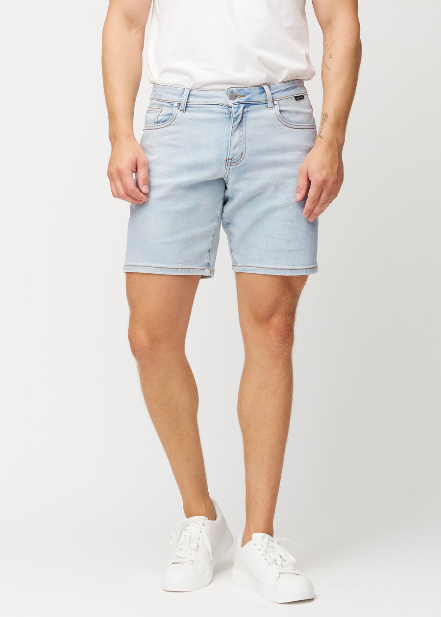 Lyseblå denim shorts til mænd i farven Waves med regular pasform, der sidder naturligt ved hoften og giver luft omkring lårene, set forfra.