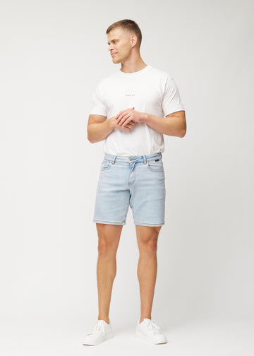 Fuldt billede af model i lyseblå denim shorts til mænd i farven Waves med regular pasform.