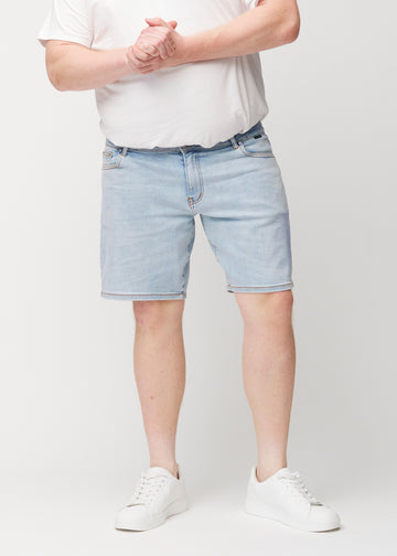 Lyseblå denim shorts til mænd i farven Waves med regular pasform set forfra på plus-size model, der sidder naturligt ved hoften og giver luft omkring lårene.