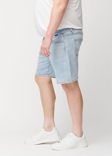 Lyseblå denim shorts til mænd i farven Waves med regular pasform set fra siden på plus-size model.