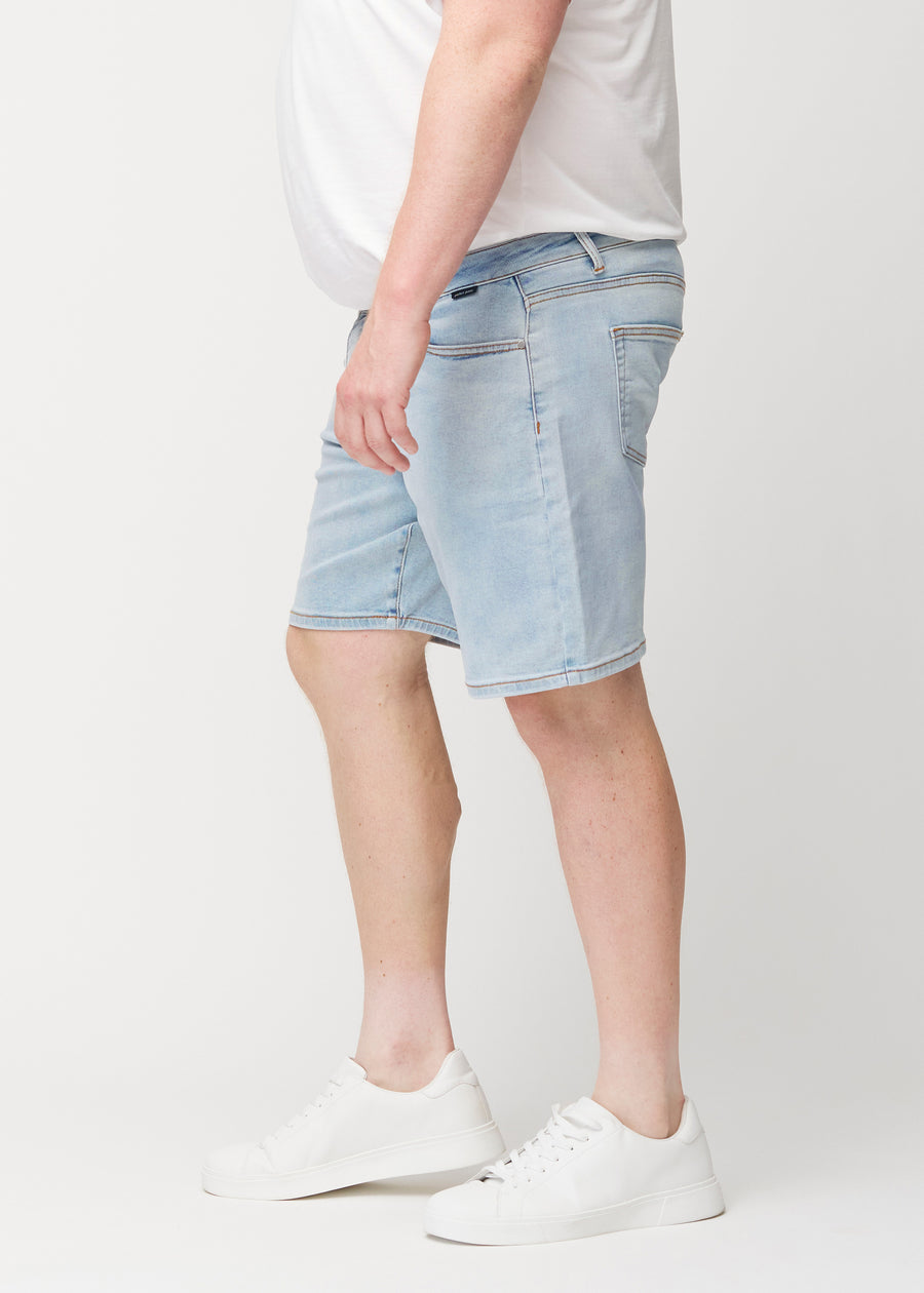 Lyseblå denim shorts til mænd i farven Waves med regular pasform set fra siden på plus-size model.