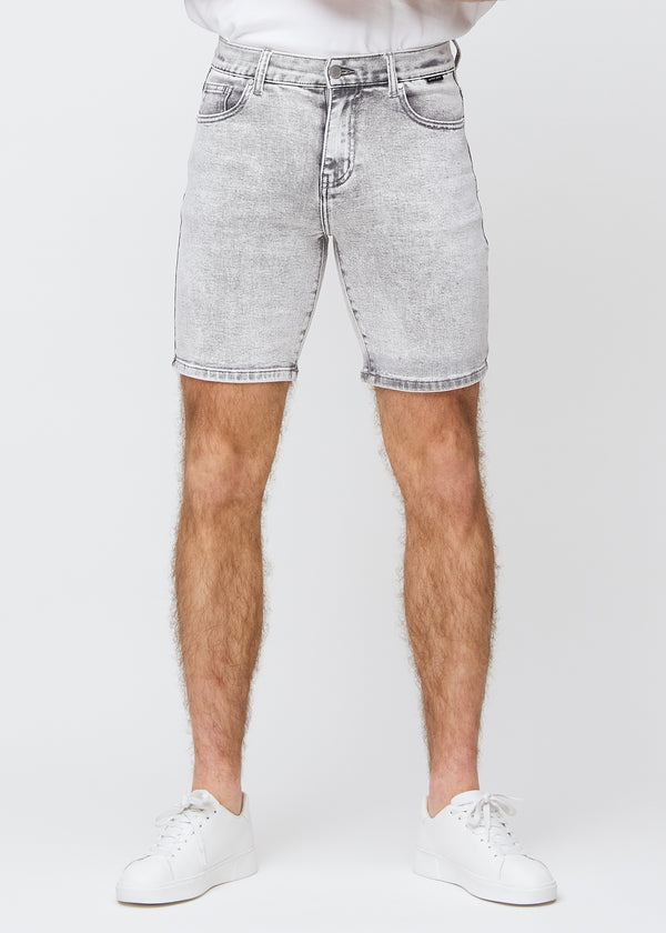 Ljusgrå denimshorts i middle-slim-passform, som följer låren och slutar strax ovanför knät, sedda framifrån.