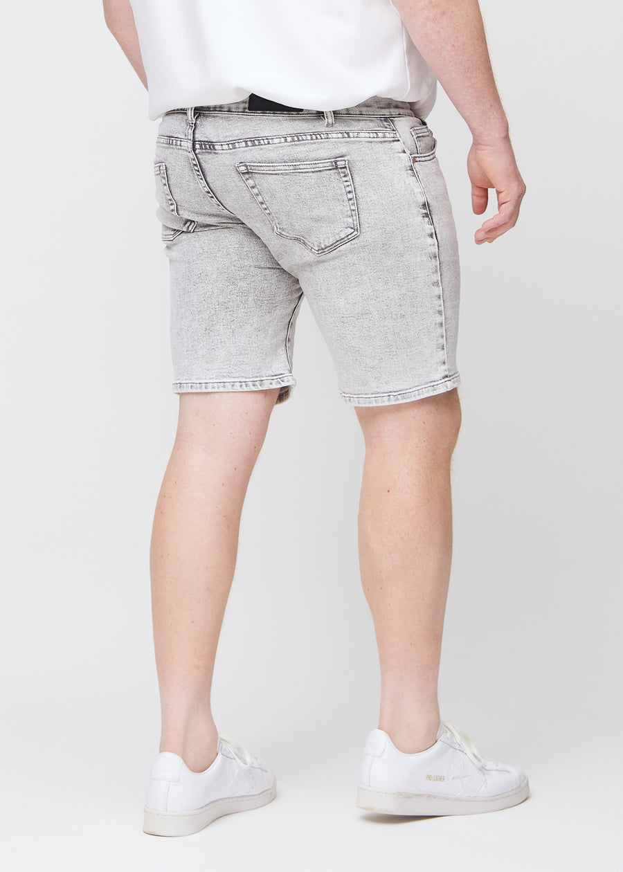 Lysegrå denim middle-slim shorts set bagfra på en plus-size model, så man kan se hele produktet.