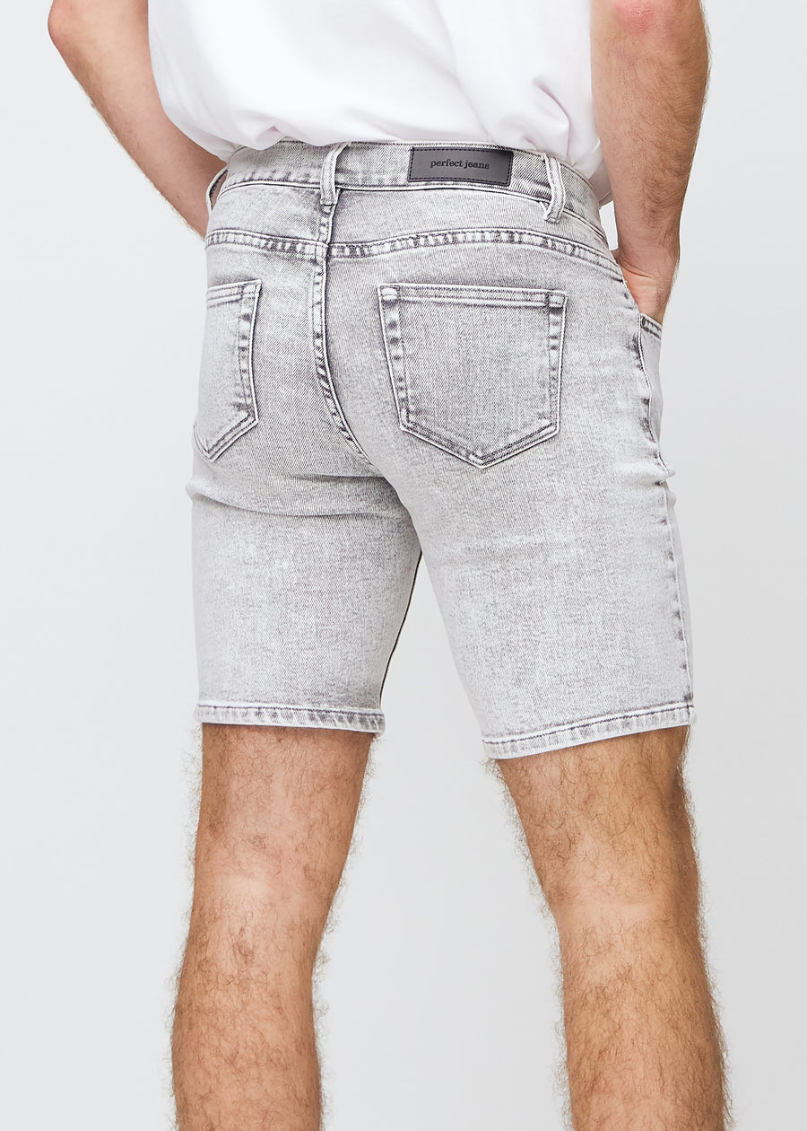 Lysegrå denim middle-slim shorts set bagfra tæt på for at vise detaljer.
