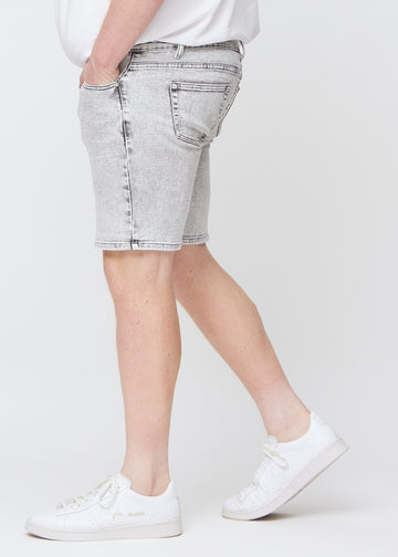 Lysegrå denim middle-slim shorts set fra siden på en plus-size model.