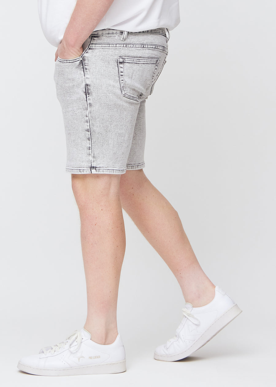 Lysegrå denim middle-slim shorts set fra siden på en plus-size model.